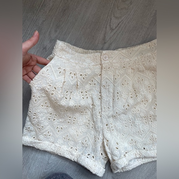 CROCHET CREAM SHORT - Picture 3 of 4